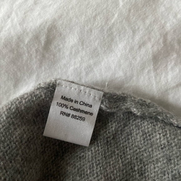 EUC Subtle Luxury Cashmere Crew with Navy Details, S/M - Picture 6 of 6